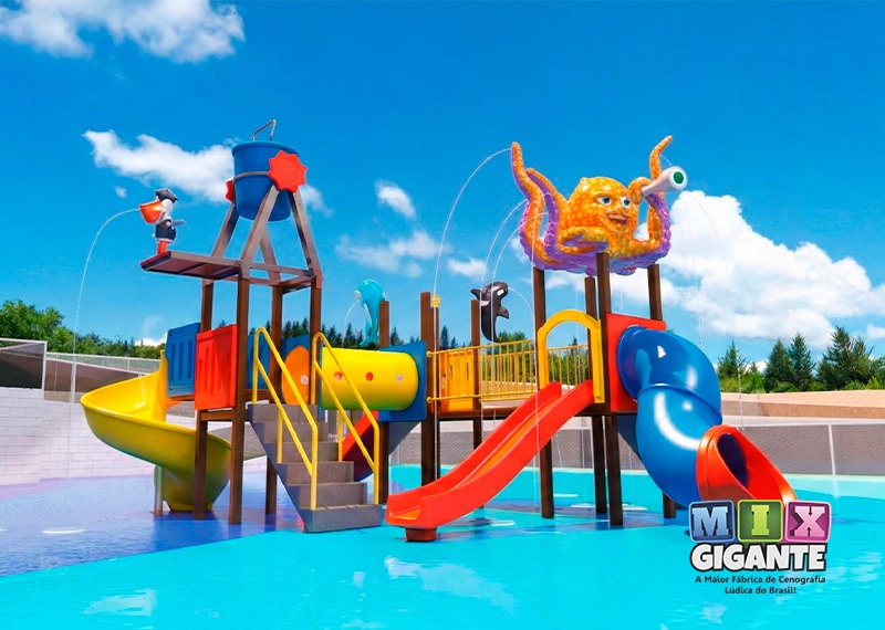 O calor, a necessidade de atividades ao ar livre e a busca por diferenciais competitivos têm feito cada vez mais escolas investirem em espaços molhados. E o Aquaplay se destaca como uma das opções mais atrativas para unir diversão, aprendizado e desenvolvimento infantil. A Mix Gigante possui mais de 70 produtos feitos especialmente para a área molhada. Os brinquedos compõem cenários altamente atrativos. Entre eles, destaque para os produtos: tubarão, chafariz peixe, escorregador regador, chuveiros baleia, elefante, golfinho, flor, buquê, orca, polvo, coqueiro, cavalo marinho, cobra, além das atrações onda, barco, hipopótamo e outros.