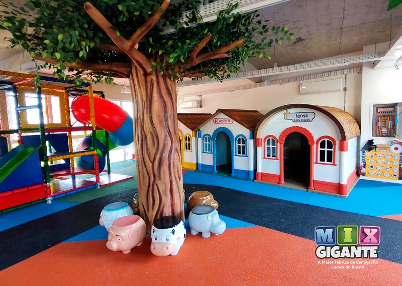 A Mix Gigante se consolidou como uma empresa que oferece soluções completas de brinquedos e cenografia lúdica para escolas. Seus projetos atendem diferentes espaços dentro das instituições de todo o Brasil na procução de playgrounds internos e externos, brinquedotecas, áreas temáticas e espaços interativos, sempre pensados a partir das necessidades reais de cada escola. Com estrutura própria e acompanhamento de todas as etapas, da criação à entrega, a empresa assegura mais controle e qualidade em cada projeto.
